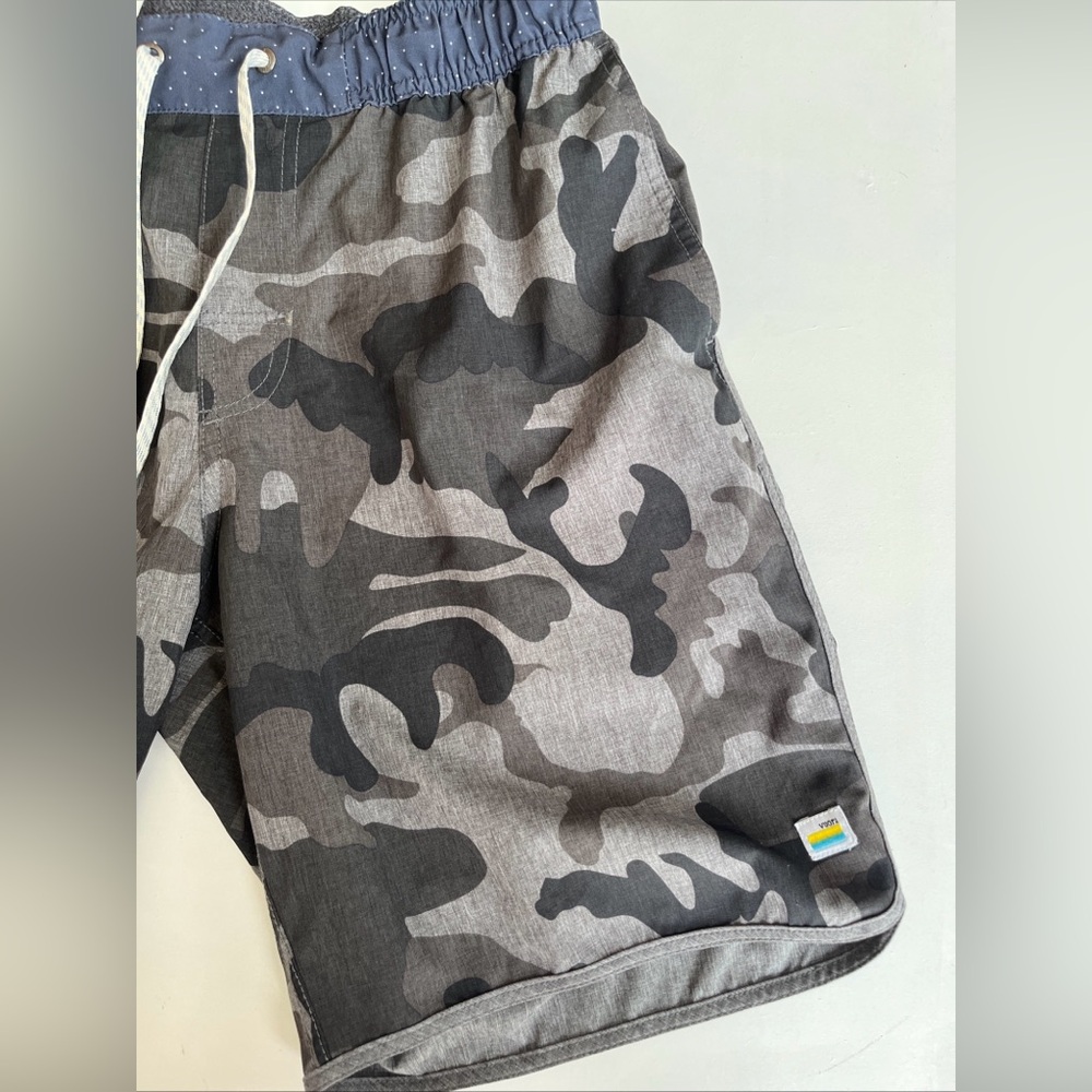VUORI Banks Shorts 8" Gray/Black Camo Unlined Hybrid Stretch Pockets Size M - Picture 2 of 5